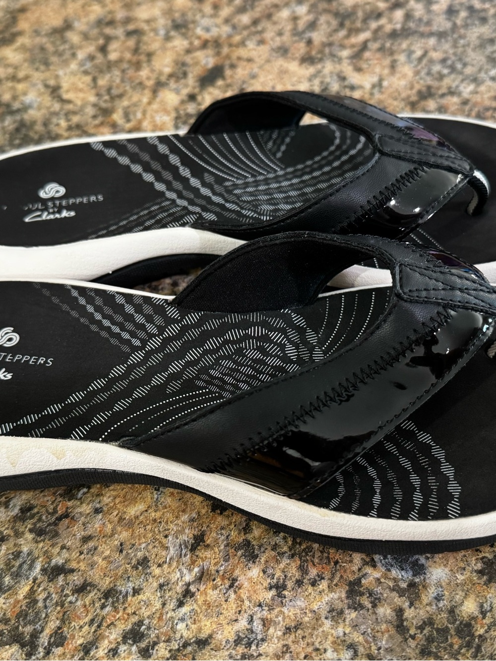 Clarks Women's Black Patent Sunni Surf Soft Cushion Flip Flops Sandals Size 7 - Picture 3 of 8